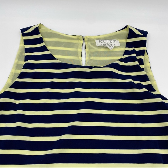 Forever 21 Essentials Top - Picture 2 of 8